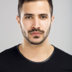 30618876-retrato-de-um-homem-latino-bonito-com-uma-expressão-séria